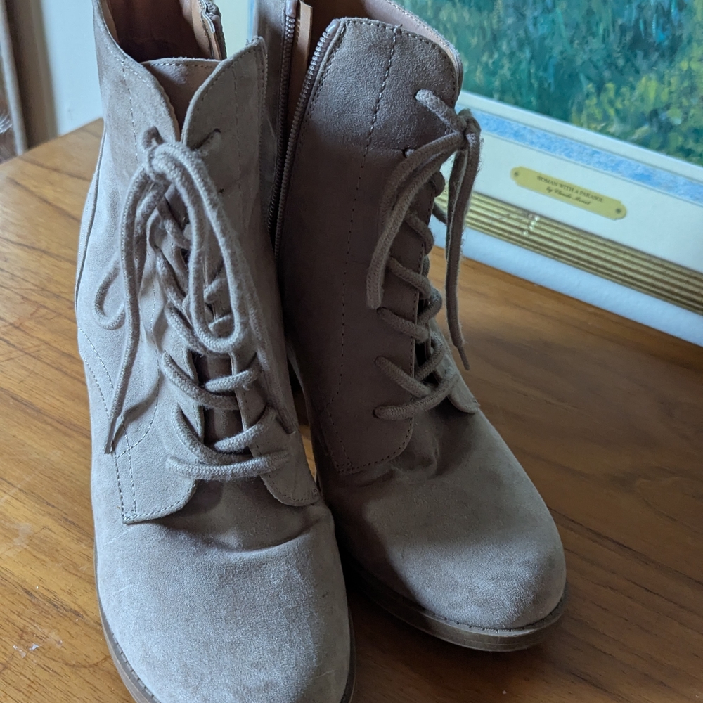 Women's Tan Lace-Up Ankle Boots